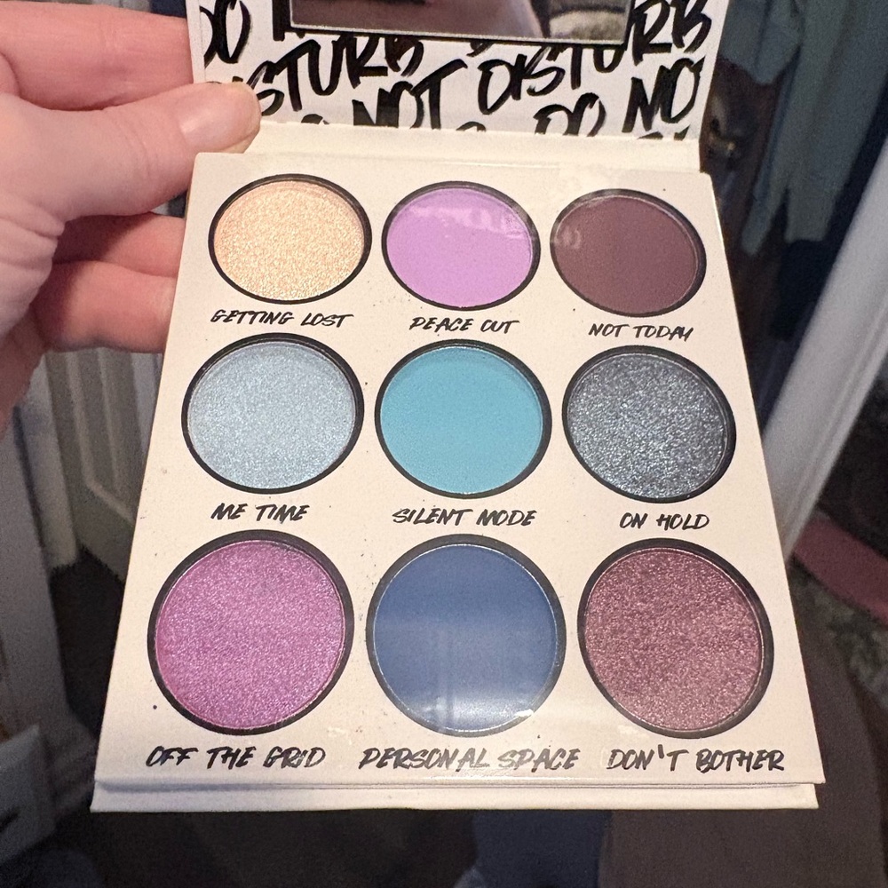 Do Not Disturb!! Eyeshadow Palette with Nine Vibrant Shades
